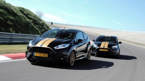 Ford Fiesta ST in de verhuur bij Hertz autoverhuur als Fiesta ST-H met gouden striping en dito wielen.