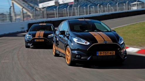Ford Fiesta ST in de verhuur bij Hertz autoverhuur als Fiesta ST-H met gouden striping en dito wielen.