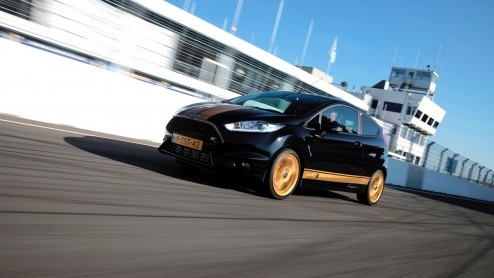 Ford Fiesta ST in de verhuur bij Hertz autoverhuur als Fiesta ST-H met gouden striping en dito wielen.