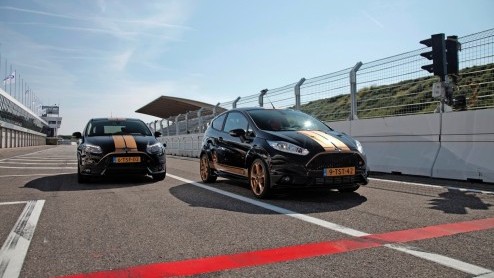 Ford Fiesta ST in de verhuur bij Hertz autoverhuur als Fiesta ST-H met gouden striping en dito wielen.