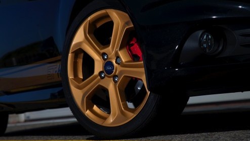 Ford Fiesta ST in de verhuur bij Hertz autoverhuur als Fiesta ST-H met gouden striping en dito wielen.