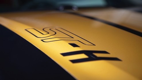 Ford Fiesta ST in de verhuur bij Hertz autoverhuur als Fiesta ST-H met gouden striping en dito wielen.