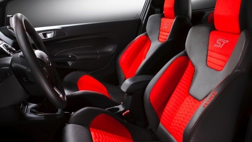 Ford Fiesta ST in de verhuur bij Hertz autoverhuur als Fiesta ST-H met gouden striping en dito wielen.