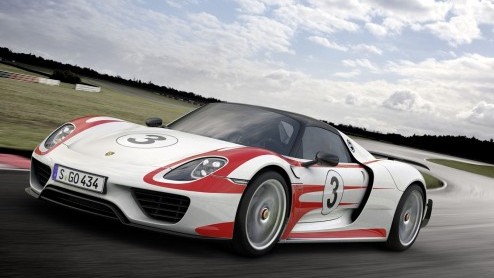 Porsche biedt kopers van de 918 Spyder de mogelijkheid om nog meer uit de hybride supercar te halen. Het optionele gewichtsbesparende Weissach-pakket maakt de 918 Spyder nog sneller.