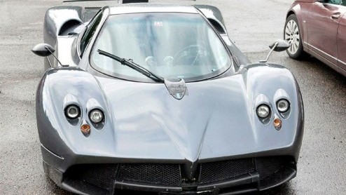 Vandaag een onverwachte gast voor onze spionagefotograaf. Vrijwel zonder camouflage doet de nieuwe Pagani Zonda F zijn testronden, die voor eind 2009 gepland staat.