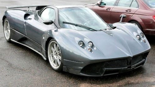 Vandaag een onverwachte gast voor onze spionagefotograaf. Vrijwel zonder camouflage doet de nieuwe Pagani Zonda F zijn testronden, die voor eind 2009 gepland staat.