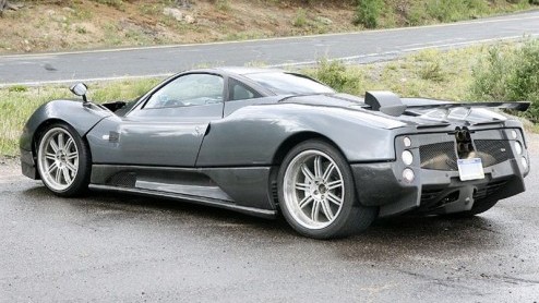 Vandaag een onverwachte gast voor onze spionagefotograaf. Vrijwel zonder camouflage doet de nieuwe Pagani Zonda F zijn testronden, die voor eind 2009 gepland staat.