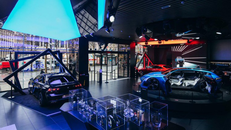 Peugeot Avenue Paris toont als primeur de nieuwe Peugeot 508 op de Champs Elysees tot en met eind mei.