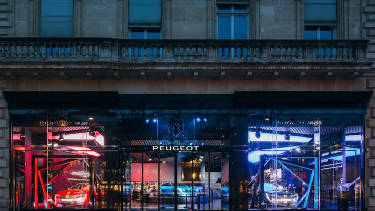 Peugeot Avenue Paris toont als primeur de nieuwe Peugeot 508 op de Champs Elysees tot en met eind mei.