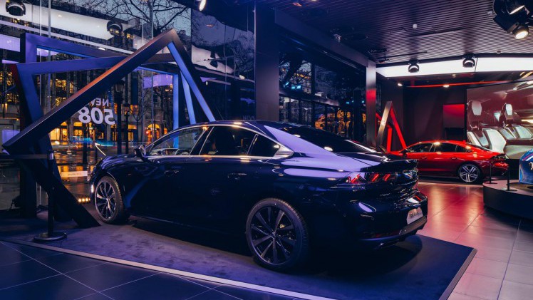 Peugeot Avenue Paris toont als primeur de nieuwe Peugeot 508 op de Champs Elysees tot en met eind mei.