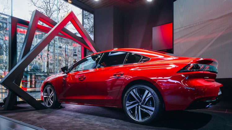 Peugeot Avenue Paris toont als primeur de nieuwe Peugeot 508 op de Champs Elysees tot en met eind mei.