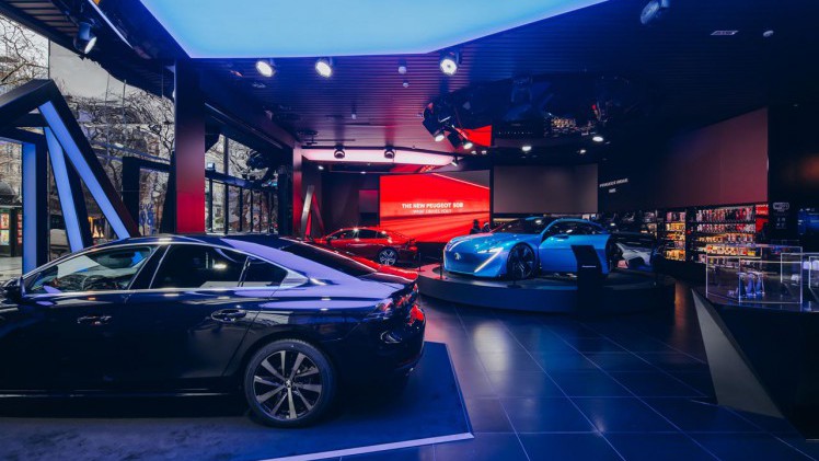 Peugeot Avenue Paris toont als primeur de nieuwe Peugeot 508 op de Champs Elysees tot en met eind mei.