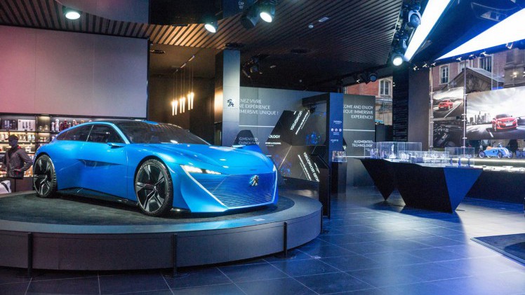 Peugeot Avenue Paris toont als primeur de nieuwe Peugeot 508 op de Champs Elysees tot en met eind mei.