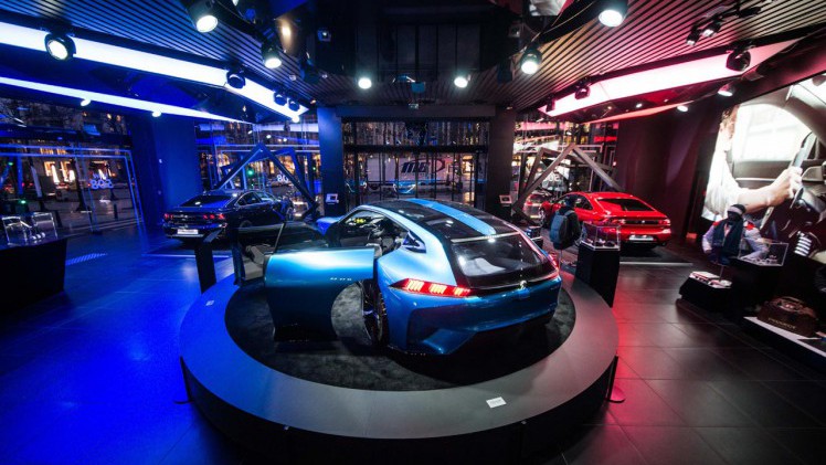 Peugeot Avenue Paris toont als primeur de nieuwe Peugeot 508 op de Champs Elysees tot en met eind mei.