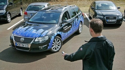 Het gemak van parkeersensoren hebben velen al kunnen ervaren. Volkswagen borduurt voort op parkeergemak en komt met Volkswagens Park Assist Vision en Parking Garage Assistent, die ze deze maand al pre