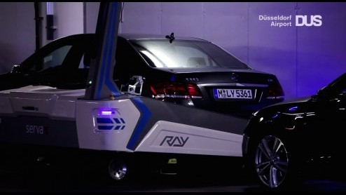 Parkeerrobot maakt robotparkeren mogelijk voor haastige passagiers op Dusseldorf Airport.