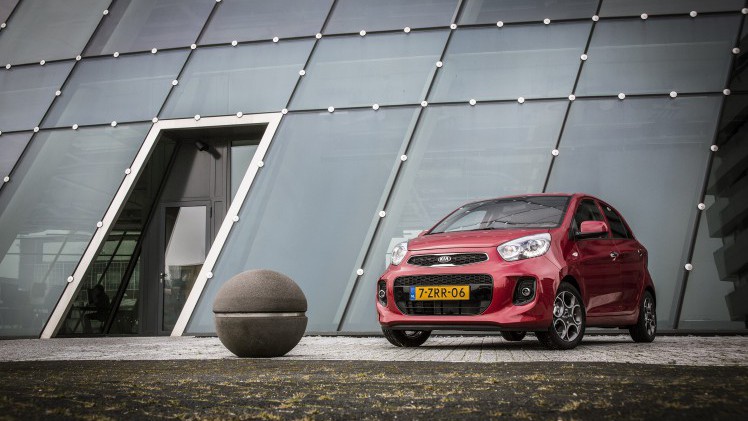 In de autoverkopen van 2016 zijn de particulieren aan zet. Verschillende merken zoals Kia, Mazdaen Skoda wisten meer te verkopen dan in januari 2015, maar over het algemeen liggen verkopen 14% lager.