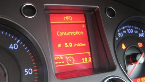 Hoe kan een op het oog identieke auto met dezelfde motorisering na tal van aanpassingen 15 procent brandstof besparen, zonder dat je het er aan af ziet? Volkswagen heeft daarvoor het recept 'BlueMotio