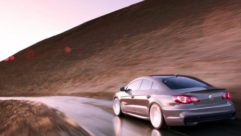 De Volkswagen Passat CC kennen we al, maar de Performance Concept die op de SEMA Auto Show in Las Vegas uit de doeken gaat is toch een aangename verrassing. Zoals zijn naam doet vermoeden hebben we te