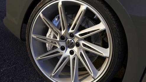 De Volkswagen Passat CC kennen we al, maar de Performance Concept die op de SEMA Auto Show in Las Vegas uit de doeken gaat is toch een aangename verrassing. Zoals zijn naam doet vermoeden hebben we te