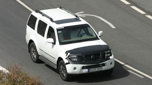 Hoewel het een grootheid is, zien we Nissans Pathfinder niet veel in ons straatbeeld. De Japanners hebben in ieder geval een facelift voorbereid, die deze kolos weer helemaal bij de tijd maak.