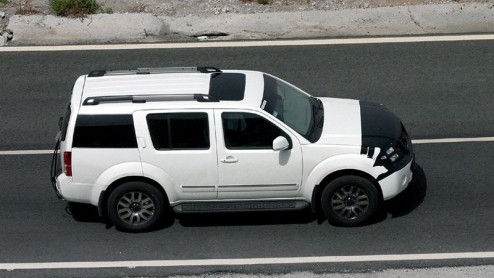 Hoewel het een grootheid is, zien we Nissans Pathfinder niet veel in ons straatbeeld. De Japanners hebben in ieder geval een facelift voorbereid, die deze kolos weer helemaal bij de tijd maak.
