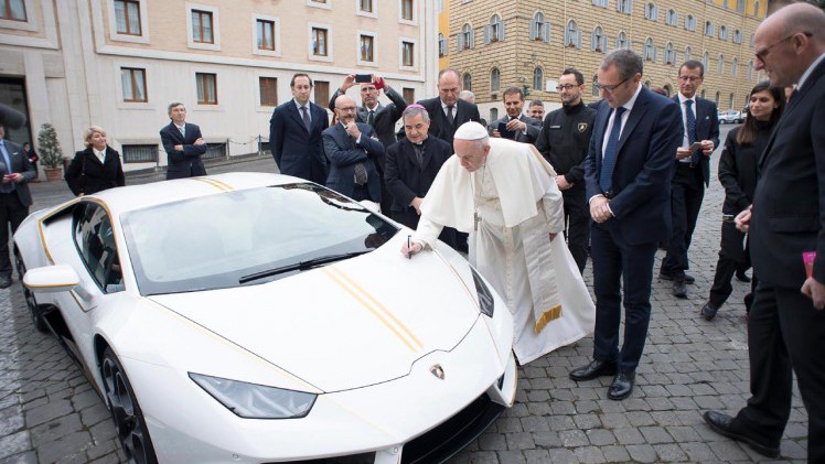 De Paus heeft een Lamborghini Huracan gekregen die in mei volgend jaar wordt geveild.