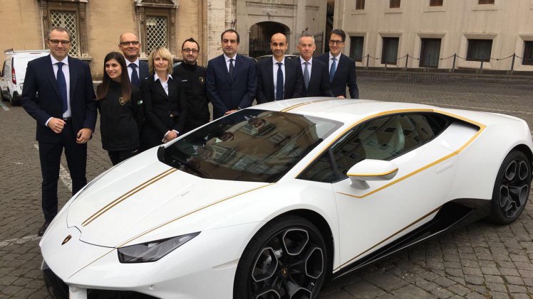 De Paus heeft een Lamborghini Huracan gekregen die in mei volgend jaar wordt geveild.