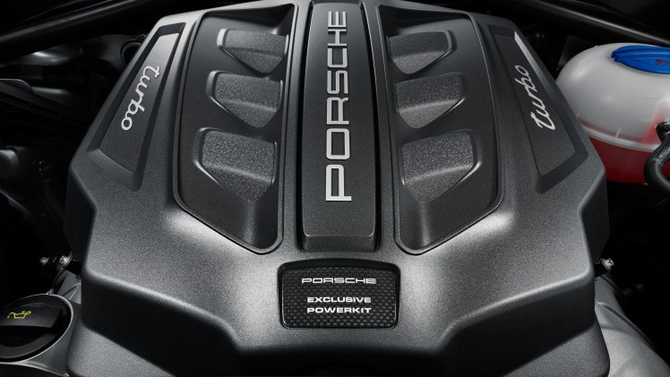 De Porsche Macan Turbo is er nu ook met Performance Package met Sport Chrono-pakket. Een Macan Turbo S komt voorlopig niet.
