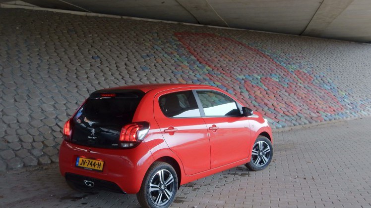 De Peugeot 108 is sinds deze zomer ook leverbaar als GT-Line. Dat is slechts een aankledingspakket, maar is de auto desondanks nog een beetje sportief? AutoVandaag zocht het uit met een rijtest.