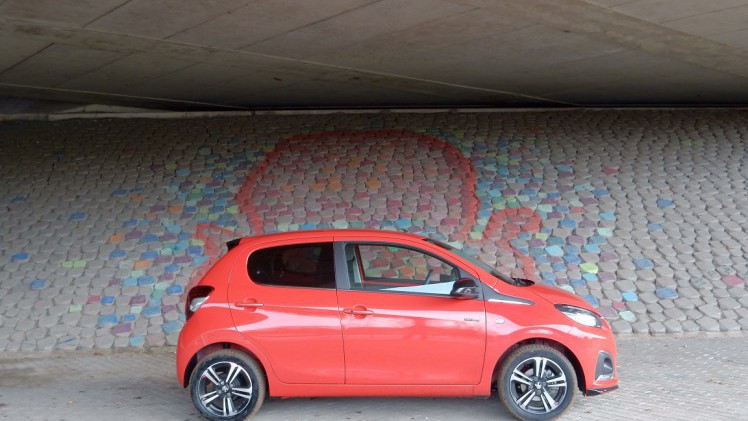 De Peugeot 108 is sinds deze zomer ook leverbaar als GT-Line. Dat is slechts een aankledingspakket, maar is de auto desondanks nog een beetje sportief? AutoVandaag zocht het uit met een rijtest.