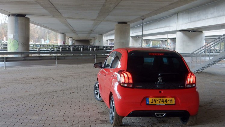 De Peugeot 108 is sinds deze zomer ook leverbaar als GT-Line. Dat is slechts een aankledingspakket, maar is de auto desondanks nog een beetje sportief? AutoVandaag zocht het uit met een rijtest.