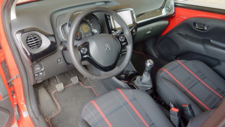 De Peugeot 108 is sinds deze zomer ook leverbaar als GT-Line. Dat is slechts een aankledingspakket, maar is de auto desondanks nog een beetje sportief? AutoVandaag zocht het uit met een rijtest.