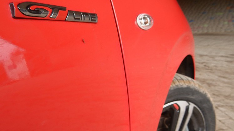 De Peugeot 108 is sinds deze zomer ook leverbaar als GT-Line. Dat is slechts een aankledingspakket, maar is de auto desondanks nog een beetje sportief? AutoVandaag zocht het uit met een rijtest.