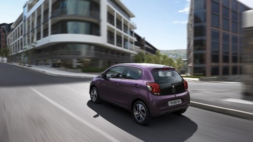 Peugeot 108 rijtest, de opvolger van de 107 is iets groter en volwassener geworden. De prijzen liggen ook hoger.