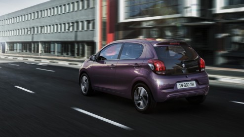 Peugeot 108 rijtest, de opvolger van de 107 is iets groter en volwassener geworden. De prijzen liggen ook hoger.
