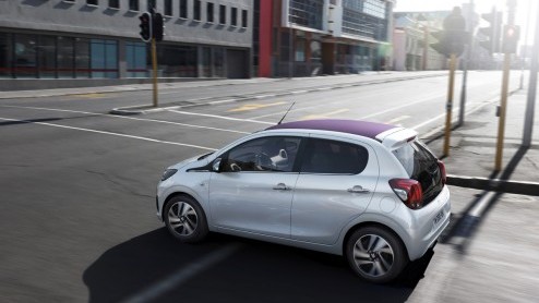 Peugeot 108 rijtest, de opvolger van de 107 is iets groter en volwassener geworden. De prijzen liggen ook hoger.