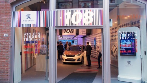 De Peugeot 108 arriveert officieel pas op 19 juni bij de dealer, maar kan deze week al aan de Kalverstraat in Amsterdam live bewonderd worden in een tijdelijke pop-up store.