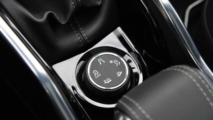 Peugeot voorzag de 2008 vorig jaar van een facelift en weet het model daarmee actueel en concurrerend te houden.