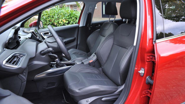 Peugeot voorzag de 2008 vorig jaar van een facelift en weet het model daarmee actueel en concurrerend te houden.