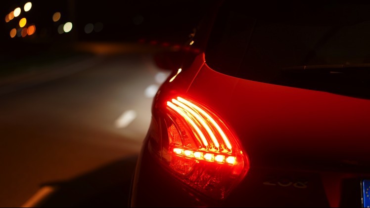 Grotere remmen, meer pk?s, een sperdifferentieel en een andere onderstelafstemming. De feesteditie van de Peugeot 208 GTi strijdt hard om de troon van de kleine hot hatches. Is dit de nieuwe koning?