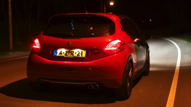 Grotere remmen, meer pk?s, een sperdifferentieel en een andere onderstelafstemming. De feesteditie van de Peugeot 208 GTi strijdt hard om de troon van de kleine hot hatches. Is dit de nieuwe koning?