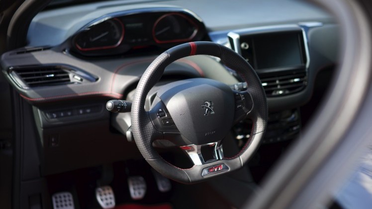 Grotere remmen, meer pk?s, een sperdifferentieel en een andere onderstelafstemming. De feesteditie van de Peugeot 208 GTi strijdt hard om de troon van de kleine hot hatches. Is dit de nieuwe koning?