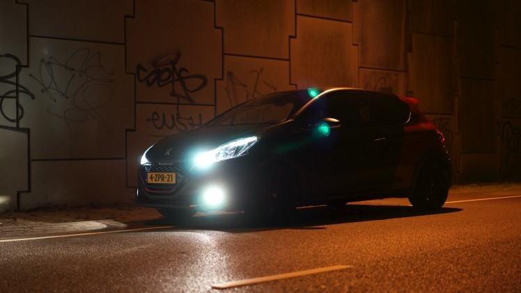 Grotere remmen, meer pk?s, een sperdifferentieel en een andere onderstelafstemming. De feesteditie van de Peugeot 208 GTi strijdt hard om de troon van de kleine hot hatches. Is dit de nieuwe koning?