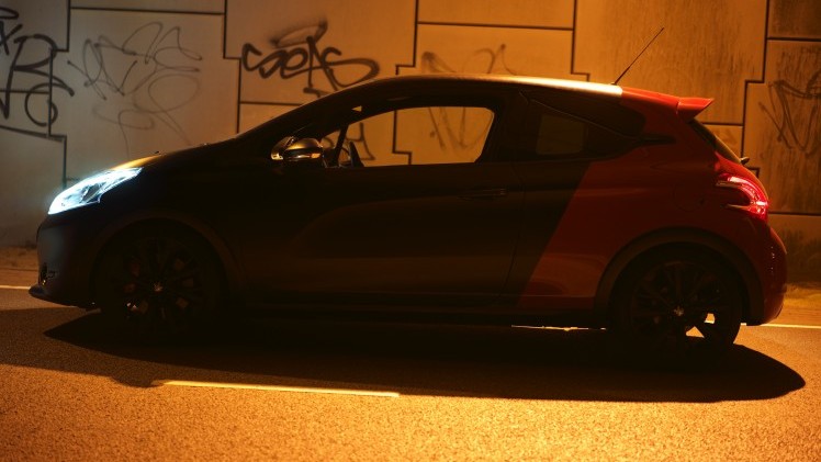 Grotere remmen, meer pk?s, een sperdifferentieel en een andere onderstelafstemming. De feesteditie van de Peugeot 208 GTi strijdt hard om de troon van de kleine hot hatches. Is dit de nieuwe koning?