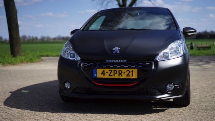 Grotere remmen, meer pk?s, een sperdifferentieel en een andere onderstelafstemming. De feesteditie van de Peugeot 208 GTi strijdt hard om de troon van de kleine hot hatches. Is dit de nieuwe koning?