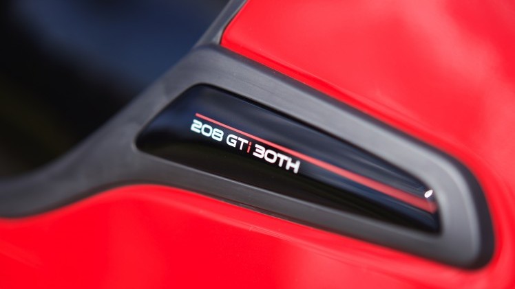 Grotere remmen, meer pk?s, een sperdifferentieel en een andere onderstelafstemming. De feesteditie van de Peugeot 208 GTi strijdt hard om de troon van de kleine hot hatches. Is dit de nieuwe koning?