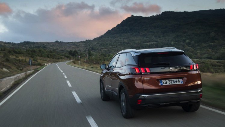 Autotest van de nieuwe Peugeot 3008. Peugeot transformeert de crossover tot een SUV. AutoVandaag rijdt met de 3008 THP 130 en 3008 BlueHDi 120.