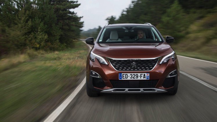 Autotest van de nieuwe Peugeot 3008. Peugeot transformeert de crossover tot een SUV. AutoVandaag rijdt met de 3008 THP 130 en 3008 BlueHDi 120.