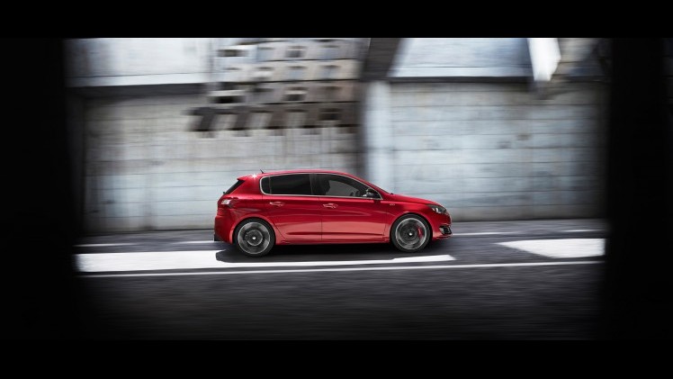 37.400 euro. Dat moet de Peugeot 308 GTi by Peugeot Sport minimaal gaan kosten. Maar wie 3.000 euro meer meeneemt naar de Peugeotdealer mag meteen vertrekken met de topversie van de auto.
